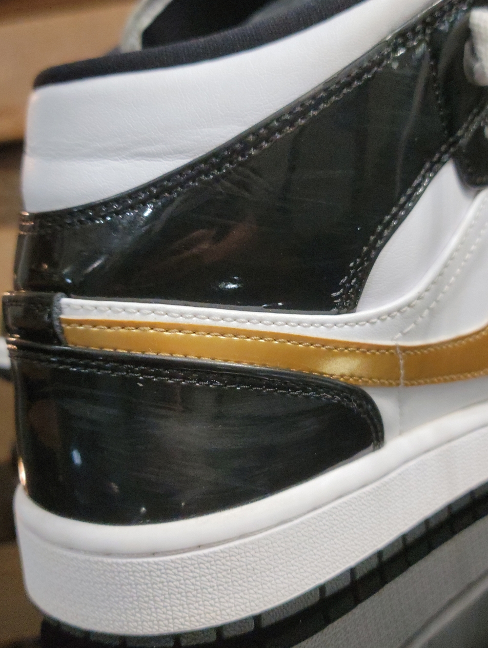Nike Air Jordan 1 Mid SE "Patent Black White Gold" Mens 9 Ships Today - Picture 16 of 16
